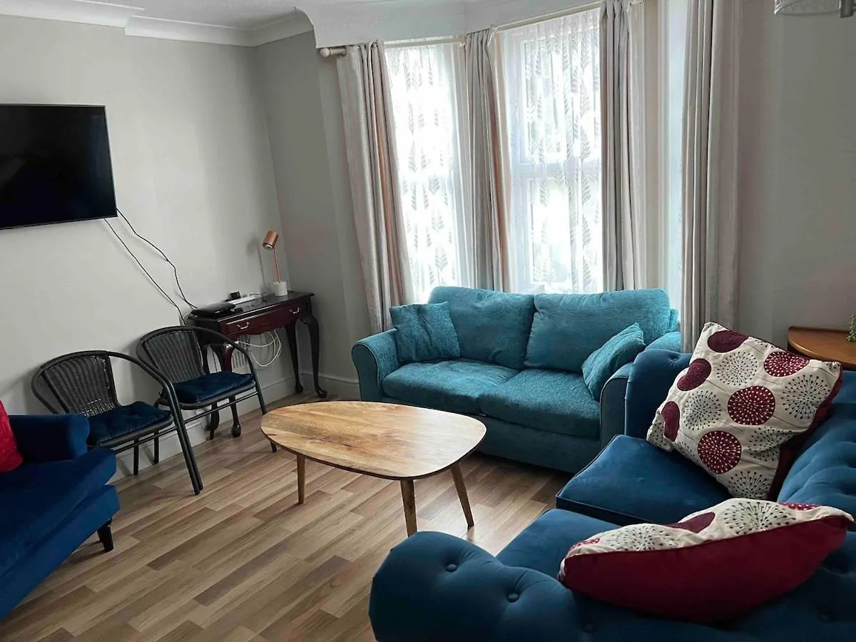 Family House Bournemouth - Spa, Garden, Parking 0*,
