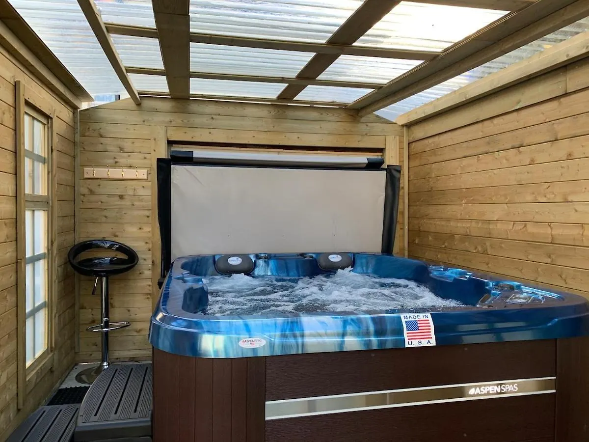Family House Bournemouth - Spa, Garden, Parking 0*,  Birleşik Krallık